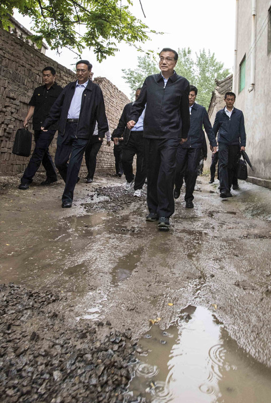 李克强冒雨探访河南新乡黄河滩区(组图)