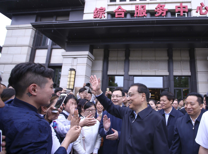 李克强冒雨探访河南新乡黄河滩区(组图)