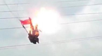 女兵跳伞撞上高压线 爆炸产生巨大火球