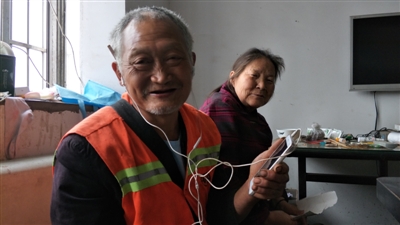 【转】凤凰暖新闻 善意谎言:环卫大爷丢手机后遇“送手机活动” - 妙康居士 - 妙康居士~晴樵雪读的博客