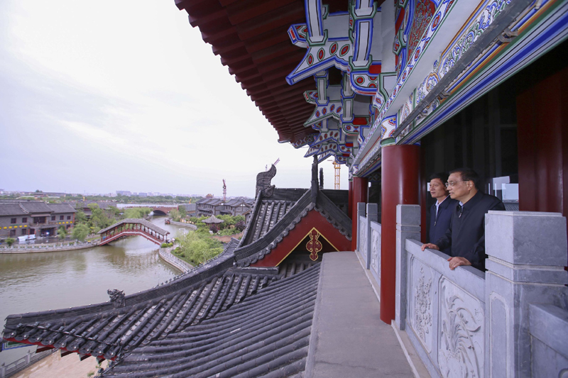 李克强冒雨探访河南新乡黄河滩区(组图)