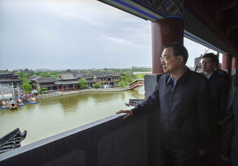 李克强冒雨探访河南新乡黄河滩区(组图)