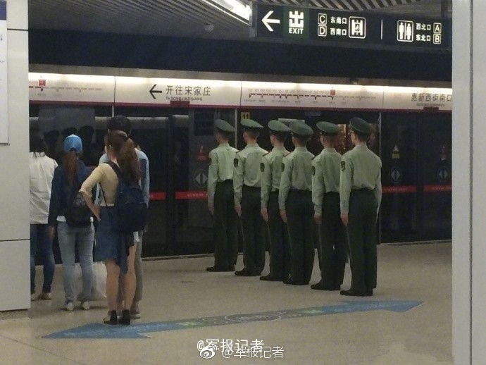 军报：这是否是你见过上地铁排得最整齐的队？