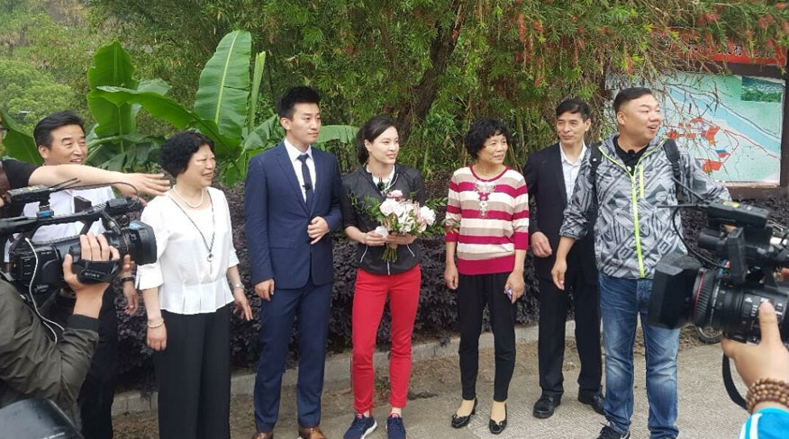 结束8年恋爱长跑！吴敏霞含泪接受张效诚求婚 网友：赶紧结婚早生贵子