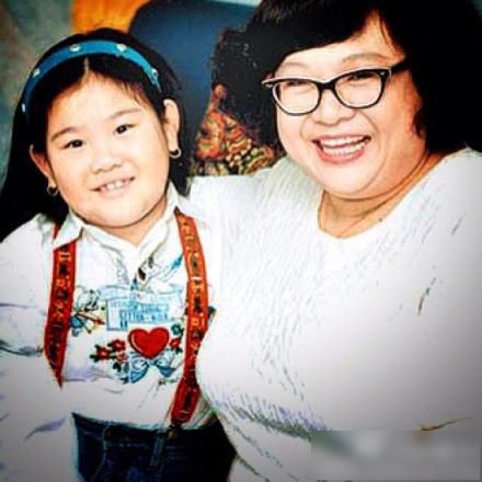 肥肥逝世9年 郑欣宜晒母女合影感慨：她永远在我心中
