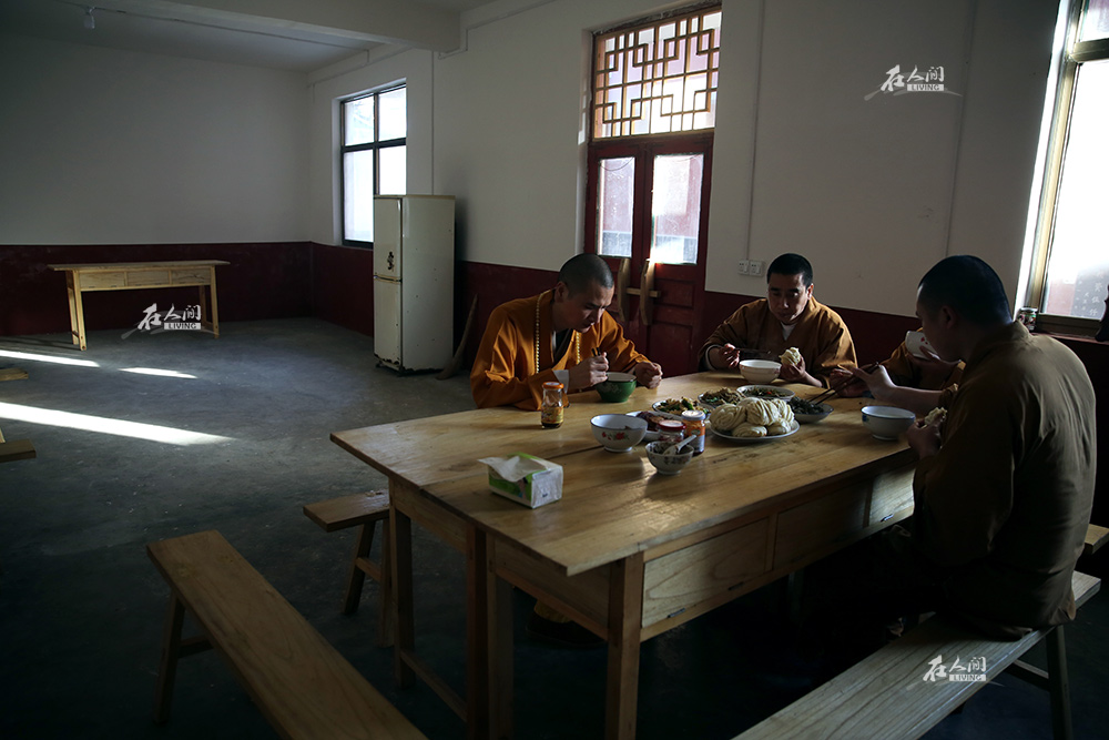 有一次去寺院食堂里吃饭,释明心遇到一个人对他说"你就是那个帅和尚