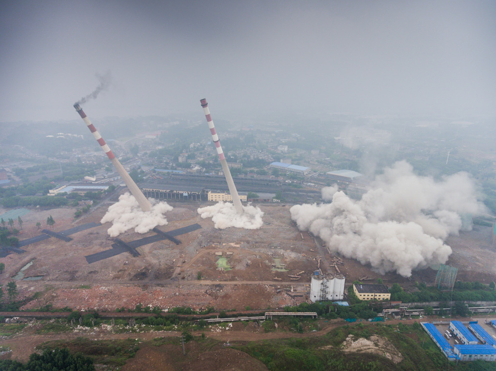 南京一电厂180米高烟囱爆破