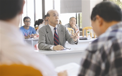 川大74岁最老博士生：美籍华人 与年轻人互称师兄弟