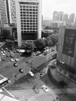 南京路口两条虚线照片刷屏 交警:系路口导向线