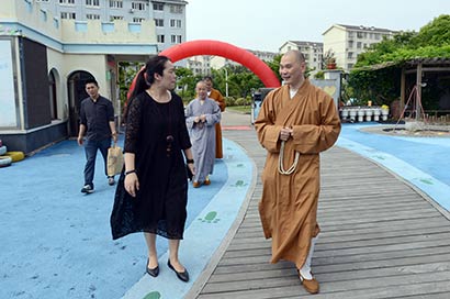 定明法师代表普陀山佛协慰问普济幼儿园 送去节日祝福