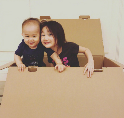 奥莉抱着弟弟钻纸箱 两个活宝超可爱