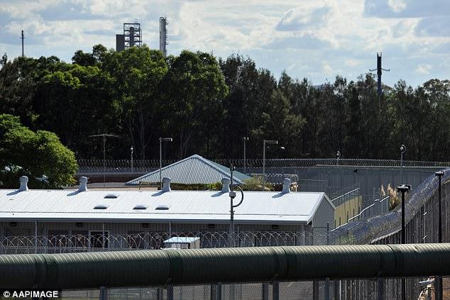 澳大利亚女囚犯越狱被卡铁丝网 靠起重机获救