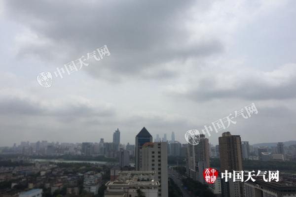 广西北雨南热 桂林等暴雨持续崇左气温将突破40℃