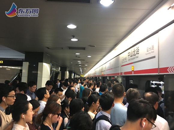 上海1号线早高峰发生车门故障 乘客被要求悉数下车