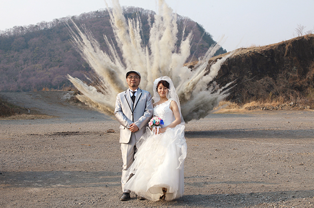 大爆炸做背景 日本夫妇的婚纱照还能这样拍(组图)