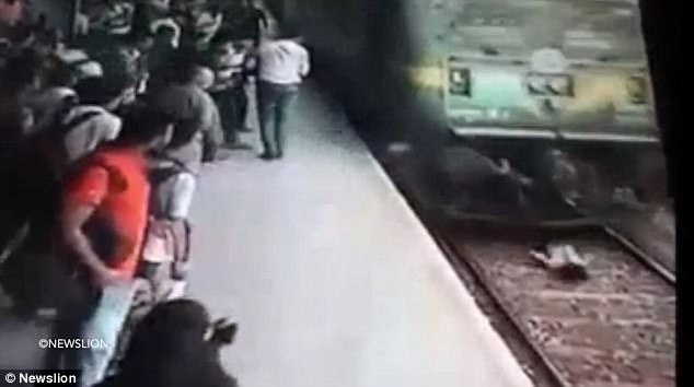 印度女子横穿铁轨被火车碾过 仅受轻伤