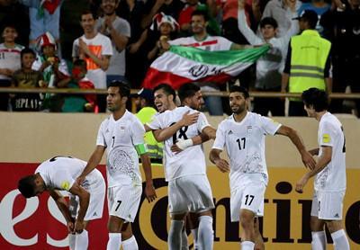 运动汇|伊朗胜乌兹别克国足受益 国足输球必出局