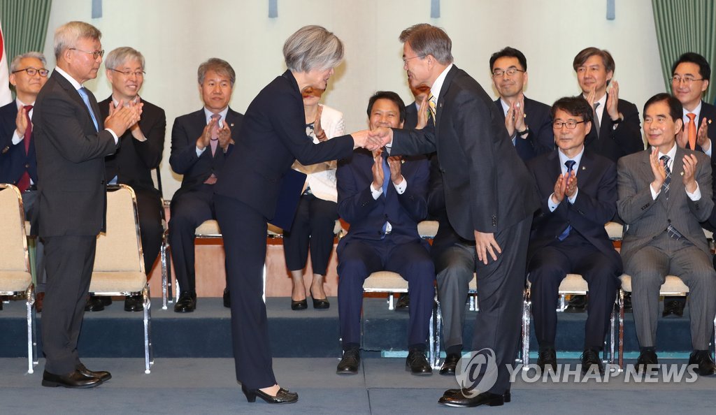 韩国首位女外长:曾被曝履历污点