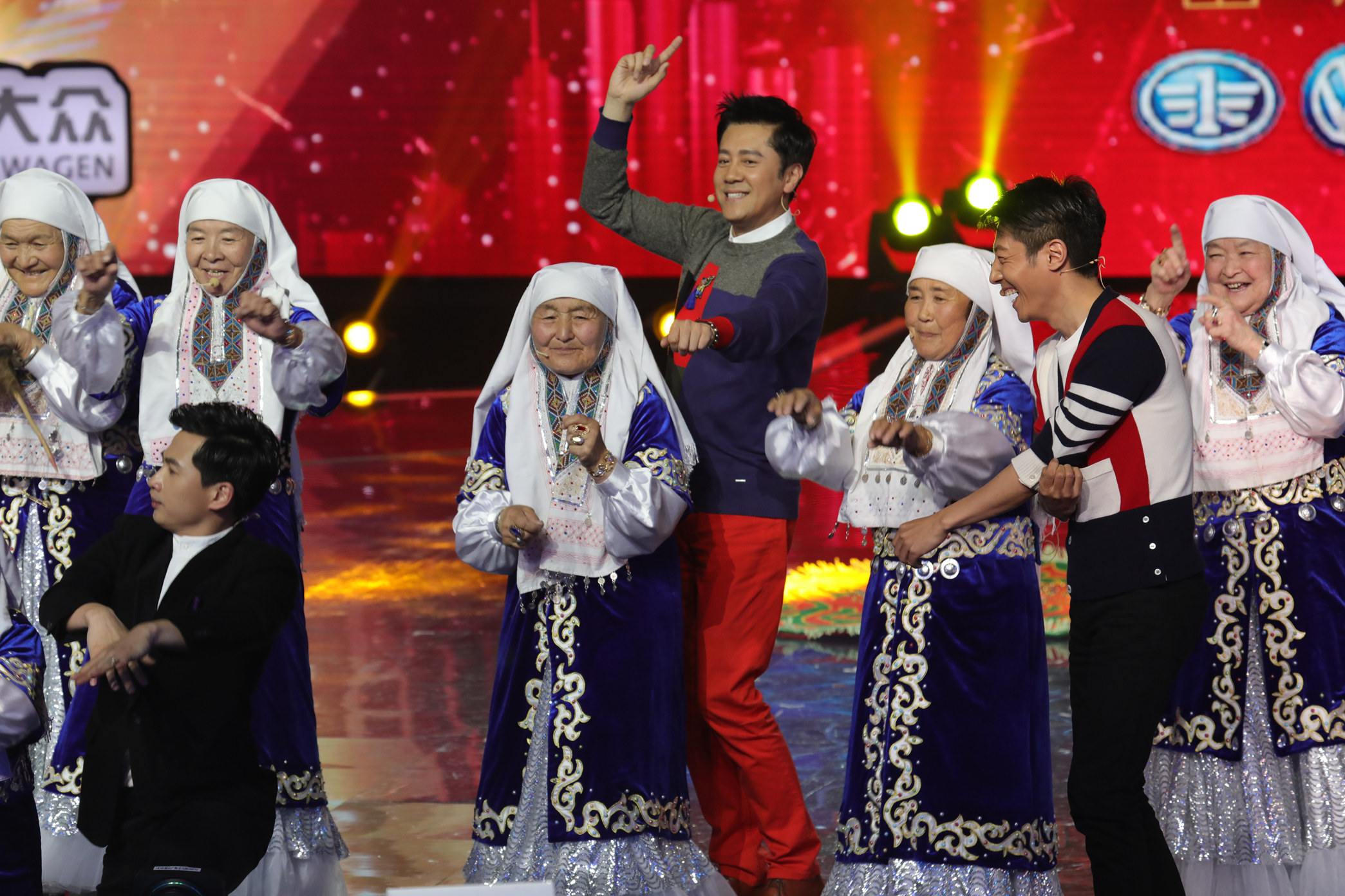《出彩中国人》上演哈萨克民歌 蔡国庆与65岁奶奶尬舞