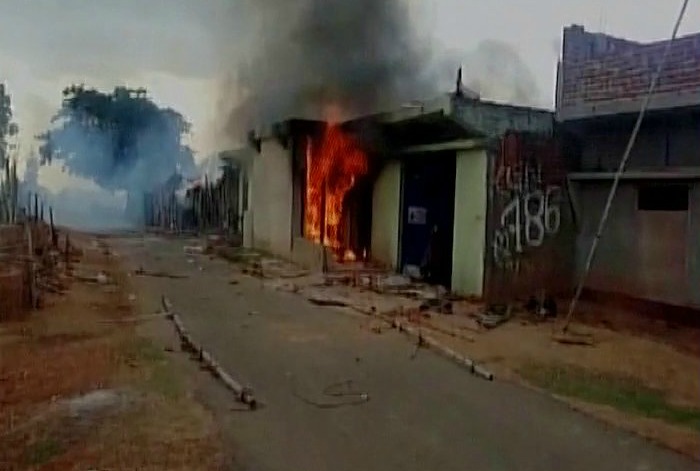 印度男子被暴徒群殴屋子被烧 只因屋外有头死牛
