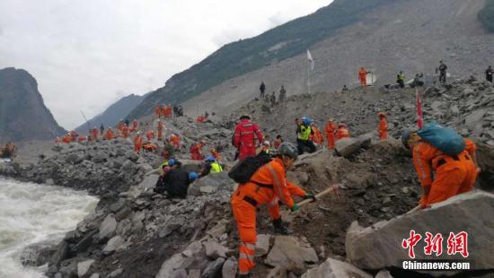 四川茂县垮塌35人确认安全 仍有73人失联