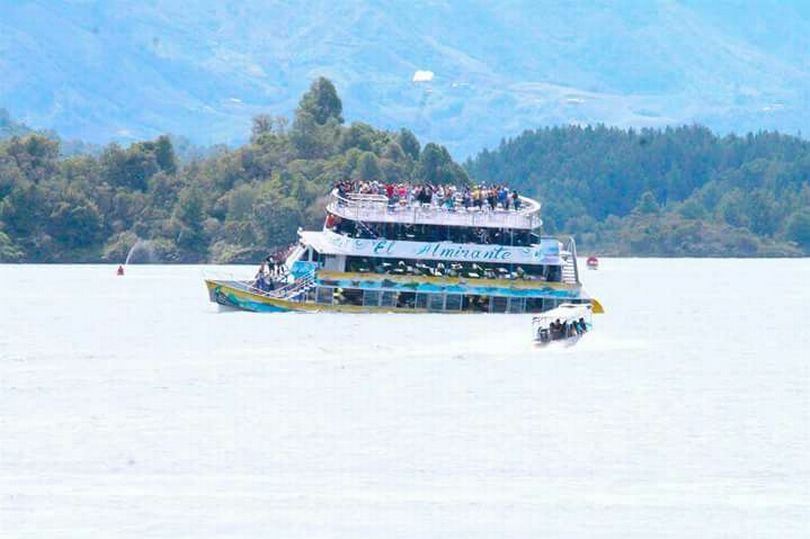 哥伦比亚载150人游船在水库沉没