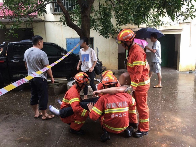 男子婚姻破裂欲跳楼轻生 安仁民警成功解救