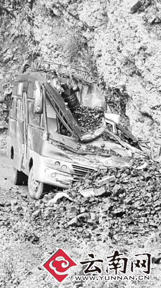 昭通彝良县一客车遭遇山体落石砸击 造成5人受伤