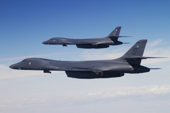 英媒：美军两架B-1B战略轰炸机飞越南海上空