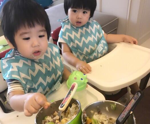 林志颖喂双胞胎儿子吃饭 爸爸力十足很忙很幸福