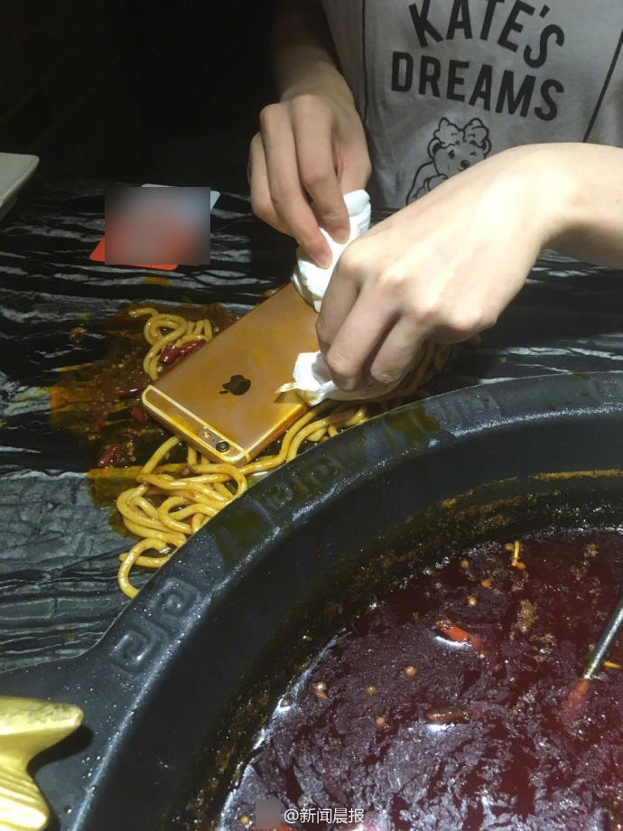 女白领吃火锅扫到千元红包 太激动手机掉油汤里