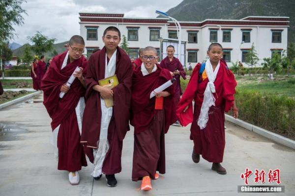 西藏佛学院首届少年活佛班7名学员小学毕业