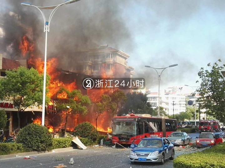 杭州彩灯街附近餐馆煤气瓶爆炸，火光冲天！