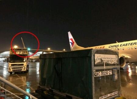 国泰航空餐车撞上东航客机 致机翼损毁