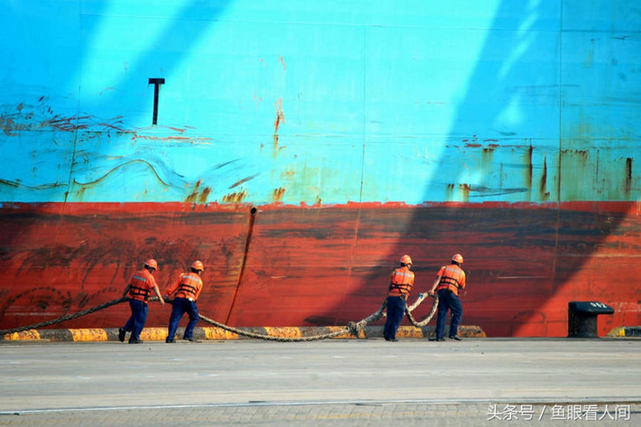 致敬高温下的劳动者!青岛港码头工人的工作日常