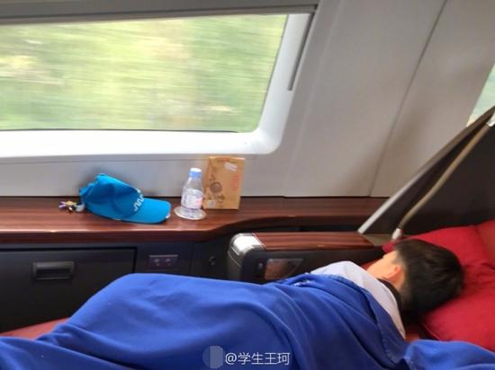 刘涛老公王珂带儿子坐高铁 网友调侃：去看老婆吗？