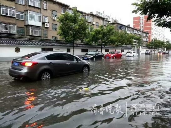 暴雨袭莱阳水流成河 多小区车辆被淹