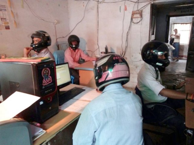 天花板掉水泥 印度政府员工被迫每天戴头盔工作