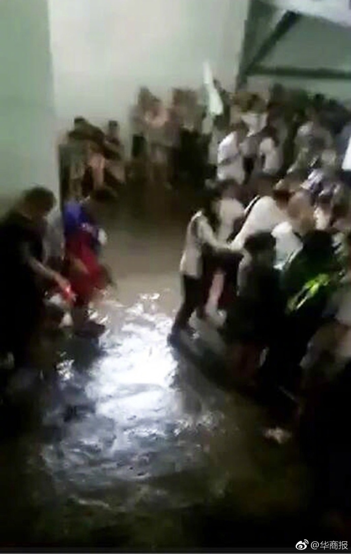 陕西临潼突降暴雨 放6000个兵马俑的展厅被水淹