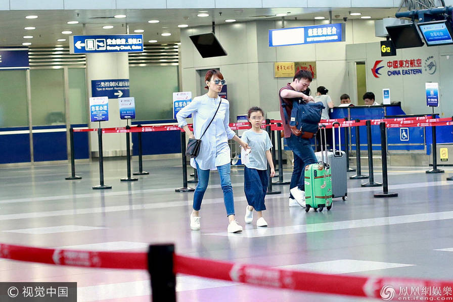 袁泉带女儿现身机场 小姑娘自推行李超自立