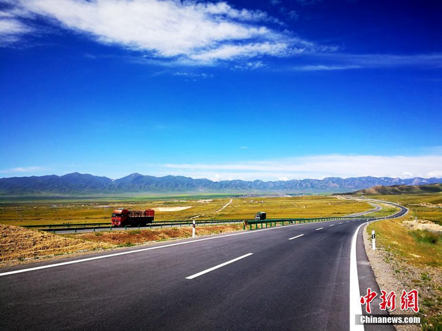 在青藏高原多年冻土区建设的首条高速公路——青海共玉高速公路宣告