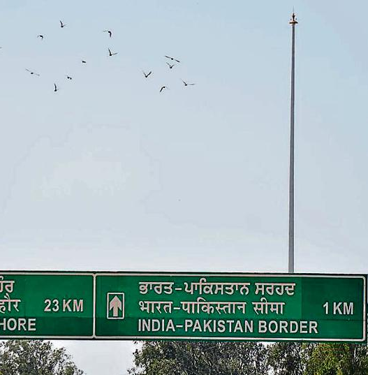 印巴边界印度最高国旗杆变“光棍”