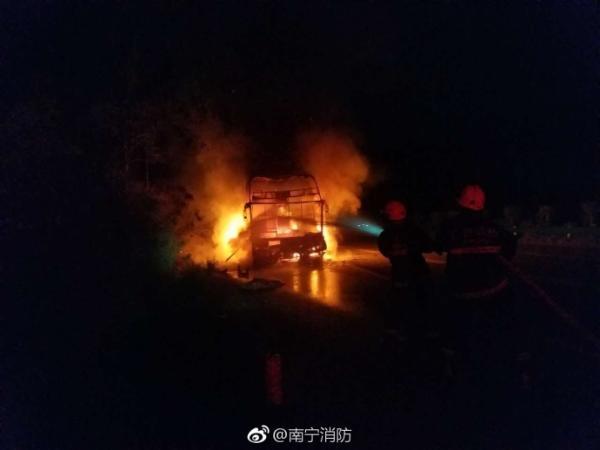 广西南宁外环高速一辆载34人客车起火 1死12伤