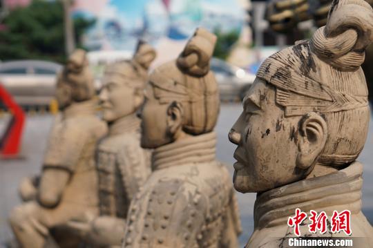 无锡街头现成群"兵马俑"
