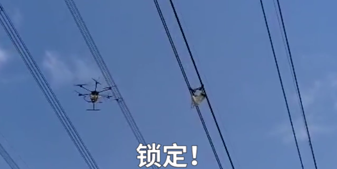 锁定！喷火！上海电网首用喷火无人机清除高压线飘挂物