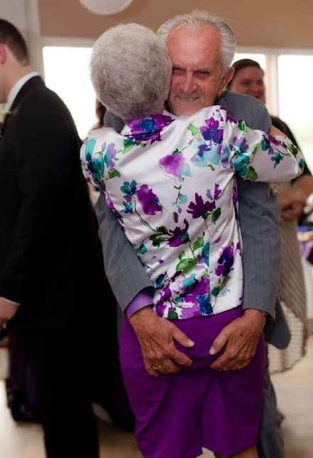 法国93岁老人逃出老人院 与女友在公园约会