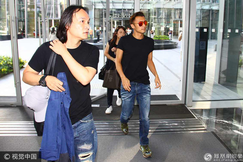 谢霆锋回港与老妈后爸相聚 不见亲爹