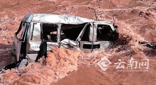 大理洪灾上演生死时速：司机刚被救上岸 车就被冲走