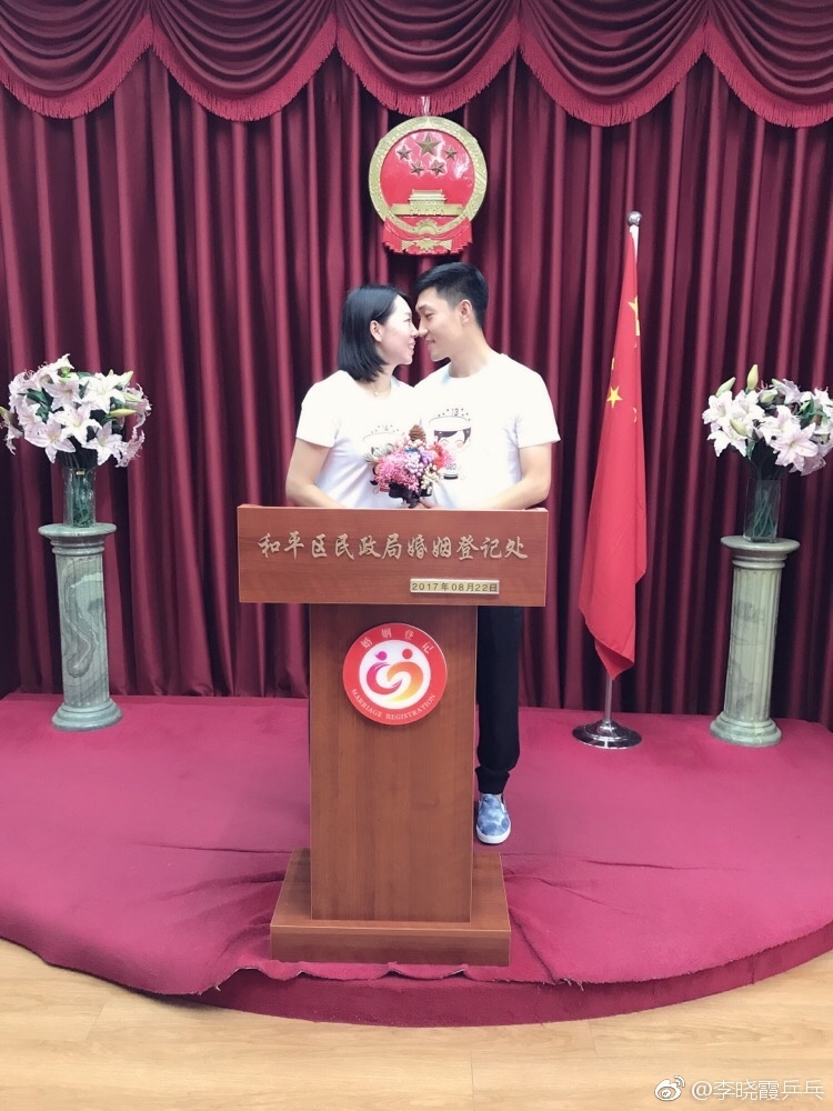 李晓霞领证结婚!与老公碰鼻尖超亲密