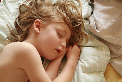 孩子睡觉打鼾也是病？ 成暑假求医新“热点”